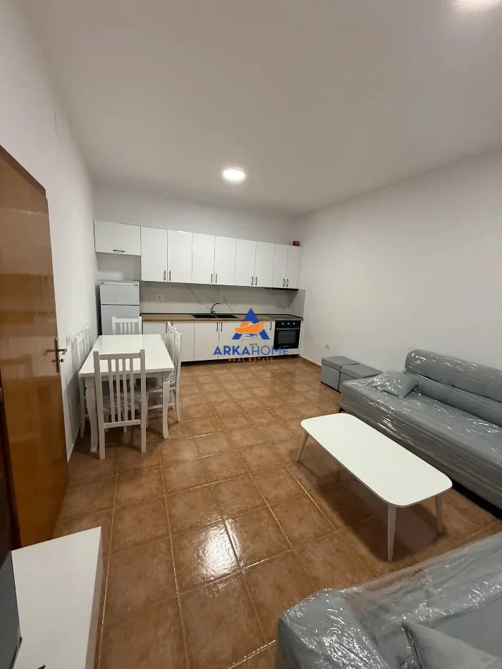 Tirane, jepet me qera Vile 1+1 Kati 0, 70 m² 541 € 