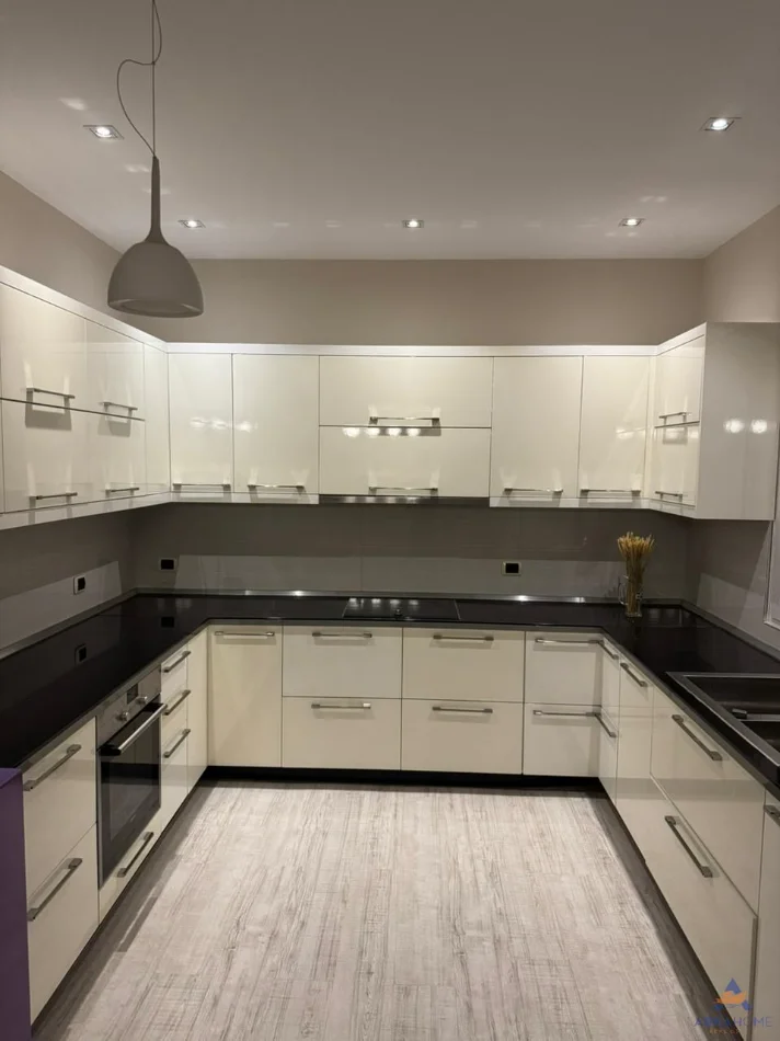 Tirane, shitet Vile Vile 3 Katshe Kati 3, 430 m² 400.000 € (INSTITUT)