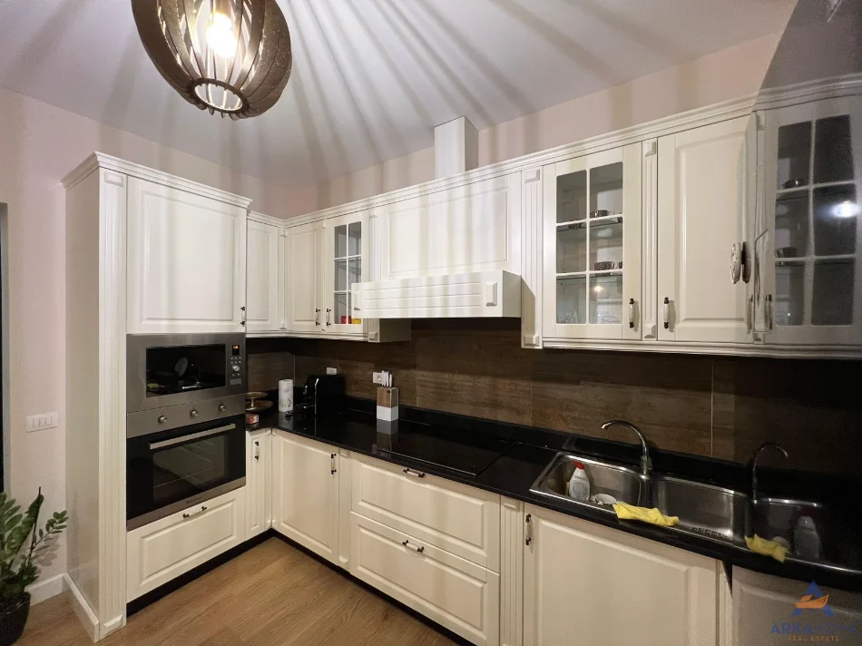 Tirane, jepet me qera apartament Kati 1, 90 m² 736 € 