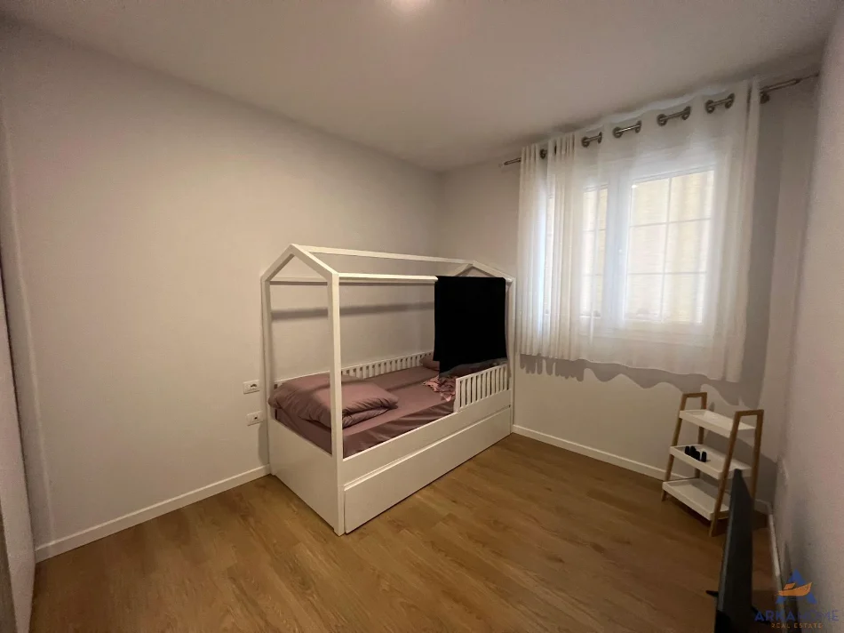 Tirane, jepet me qera apartament Kati 1, 90 m² 736 € 