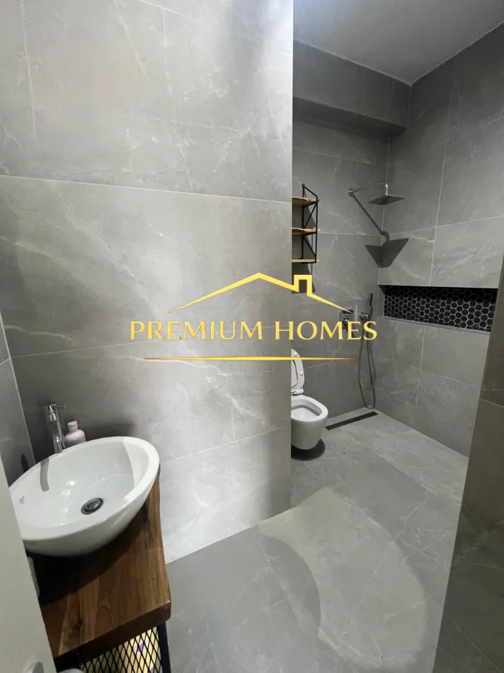 Tirane, jepet me qera apartament 2+1+Ballkon Kati 5, 95 m² 550 € (Mangalem21 + Parking)