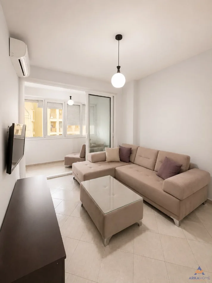 Tirane, jepet me qera apartament 1+1+Ballkon Kati 5, 50 m² 537 € 