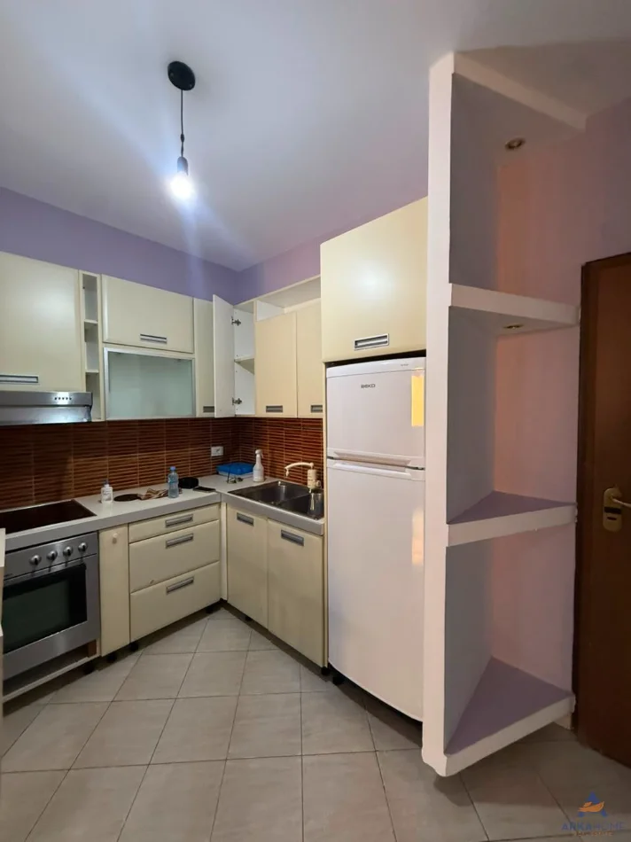 Tirane, jepet me qera apartament 1+1+Ballkon Kati 5, 50 m² 537 € 