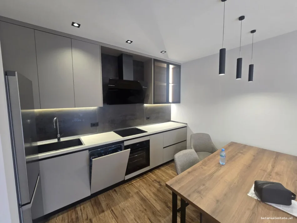 Tirane, jepet me qera apartament 1+1+Ballkon Kati 6, 72 m² 700 € (Ali Dem)