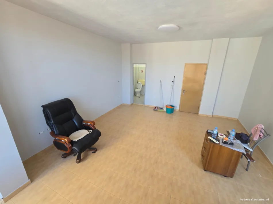 Tirane, jepet me qera zyre Kati 4, 30 m² 430 € (Qender)
