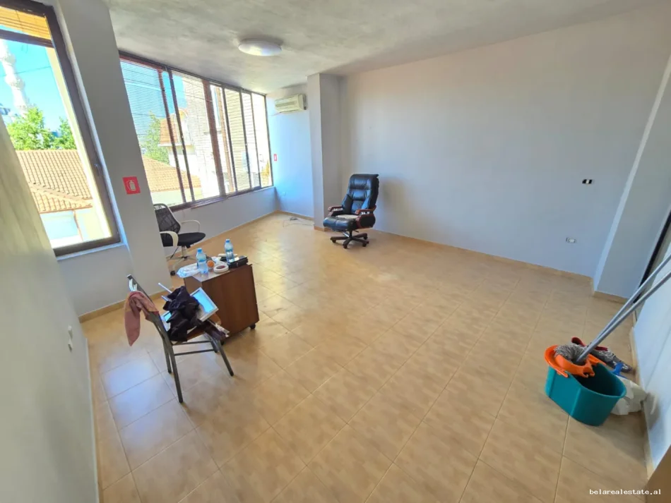 Tirane, jepet me qera zyre Kati 4, 30 m² 430 € (Qender)