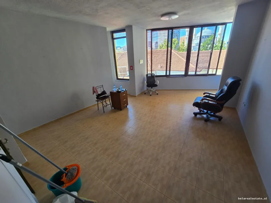 Tirane, jepet me qera zyre Kati 4, 30 m² 430 € (Qender)