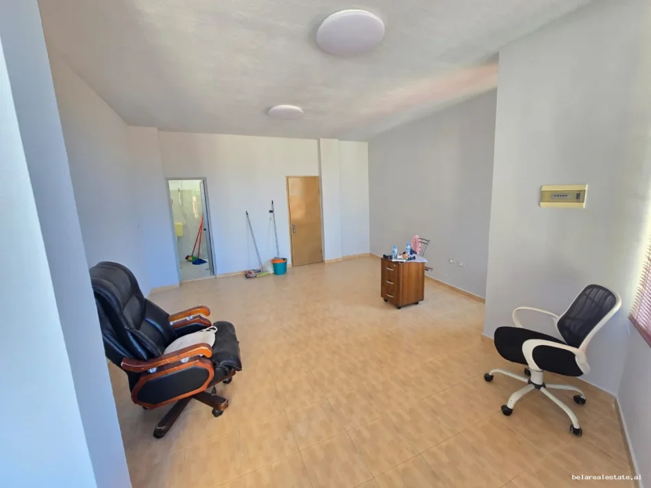 Tirane, jepet me qera zyre Kati 4, 30 m² 430 € (Qender)