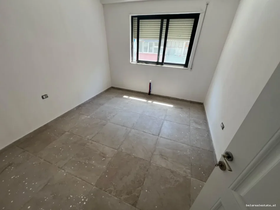 Tirane, jepet me qera zyre Kati 2, 145 m² 1.200 € (Rruga e durresit)