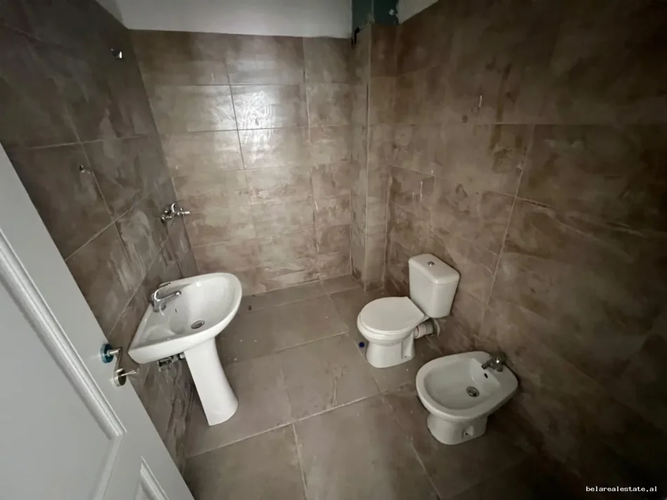 Tirane, jepet me qera zyre Kati 2, 145 m² 1.200 € (Rruga e durresit)
