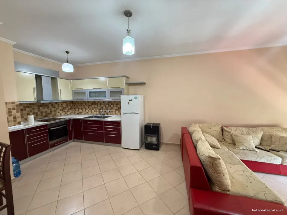 Tirane, jepet me qera apartament 1+1 Kati 3, 62 m² 580 € (Rruga Petro Nini Luarasi)