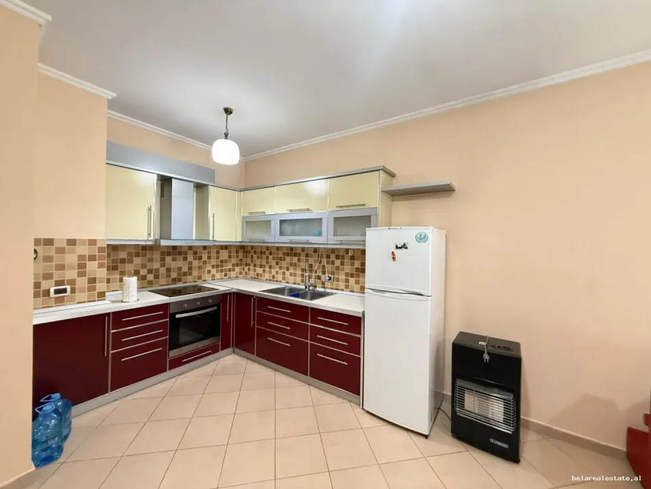 Tirane, jepet me qera apartament 1+1 Kati 3, 62 m² 580 € (Rruga Petro Nini Luarasi)