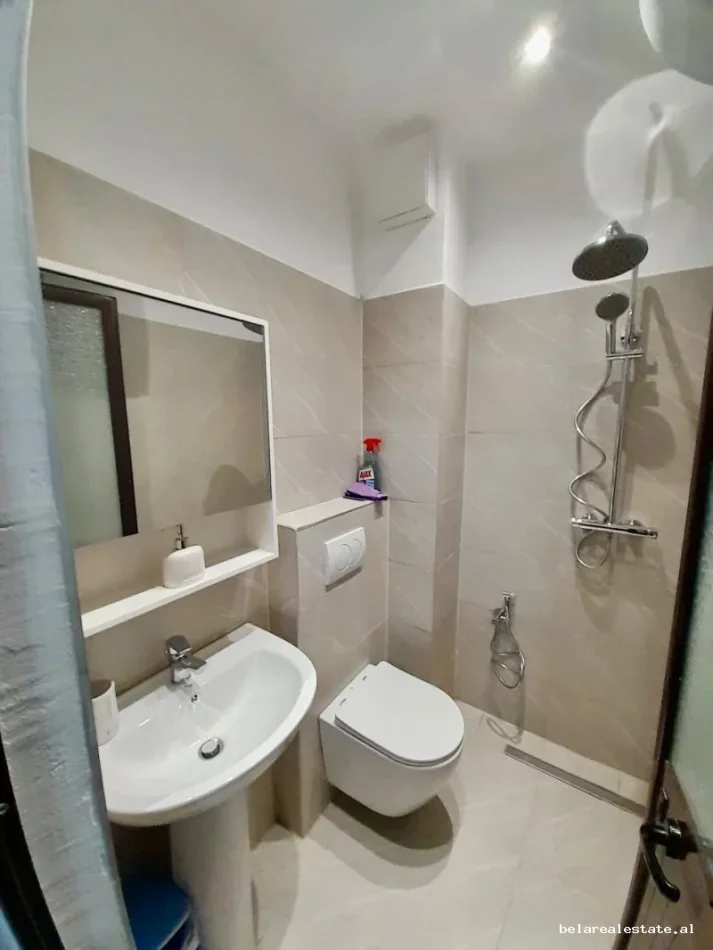 Tirane, jepet me qera apartament 1+1 Kati 1, 60 m² 530 € (Rruga Muzaket)