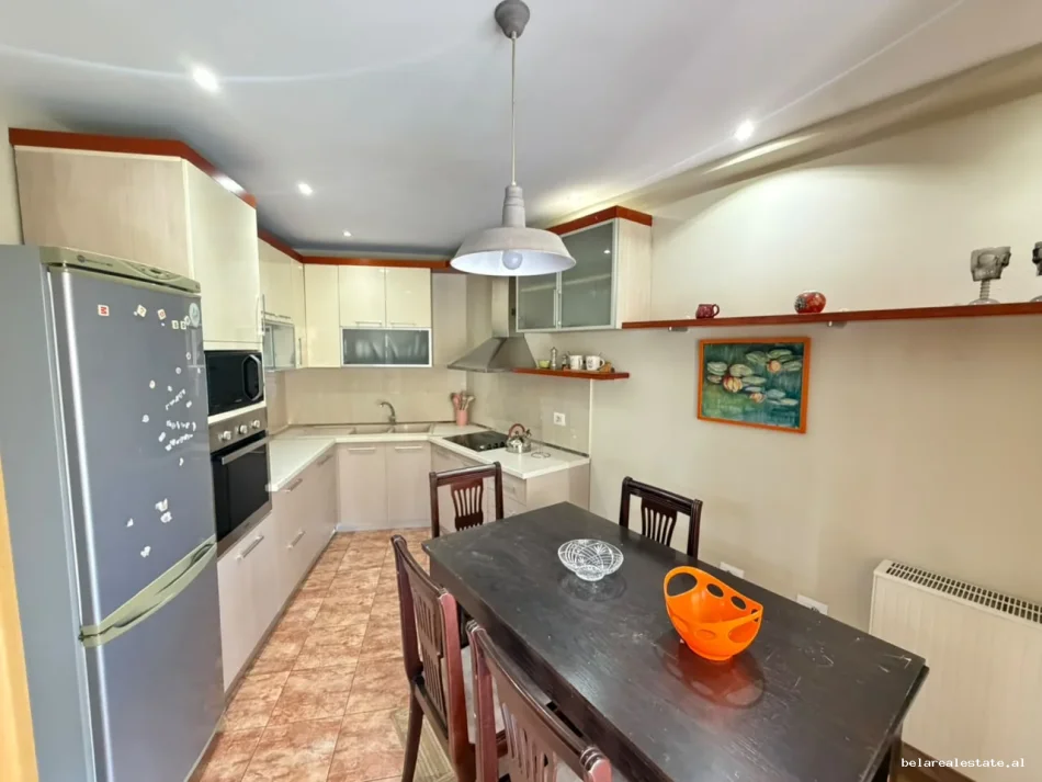 Tirane, jepet me qera apartament 2+1+Ballkon Kati 4, 127 m² 910 € (Rruga e Barrikadave)