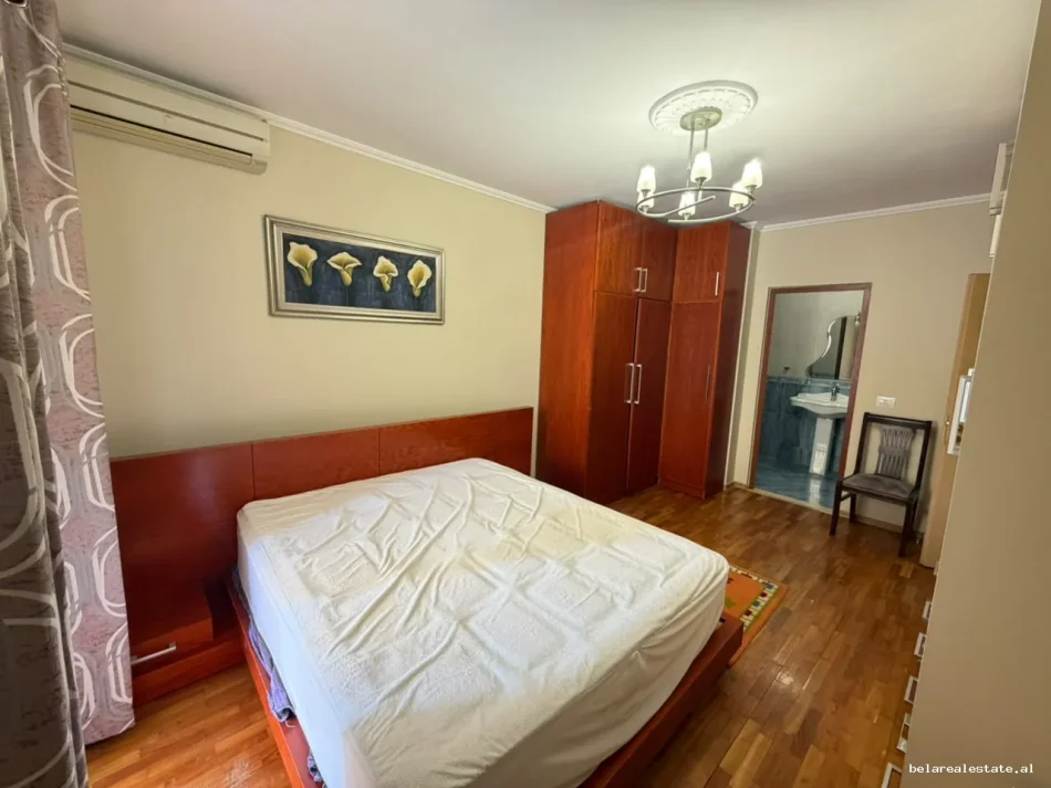 Tirane, jepet me qera apartament 2+1+Ballkon Kati 4, 127 m² 910 € (Rruga e Barrikadave)