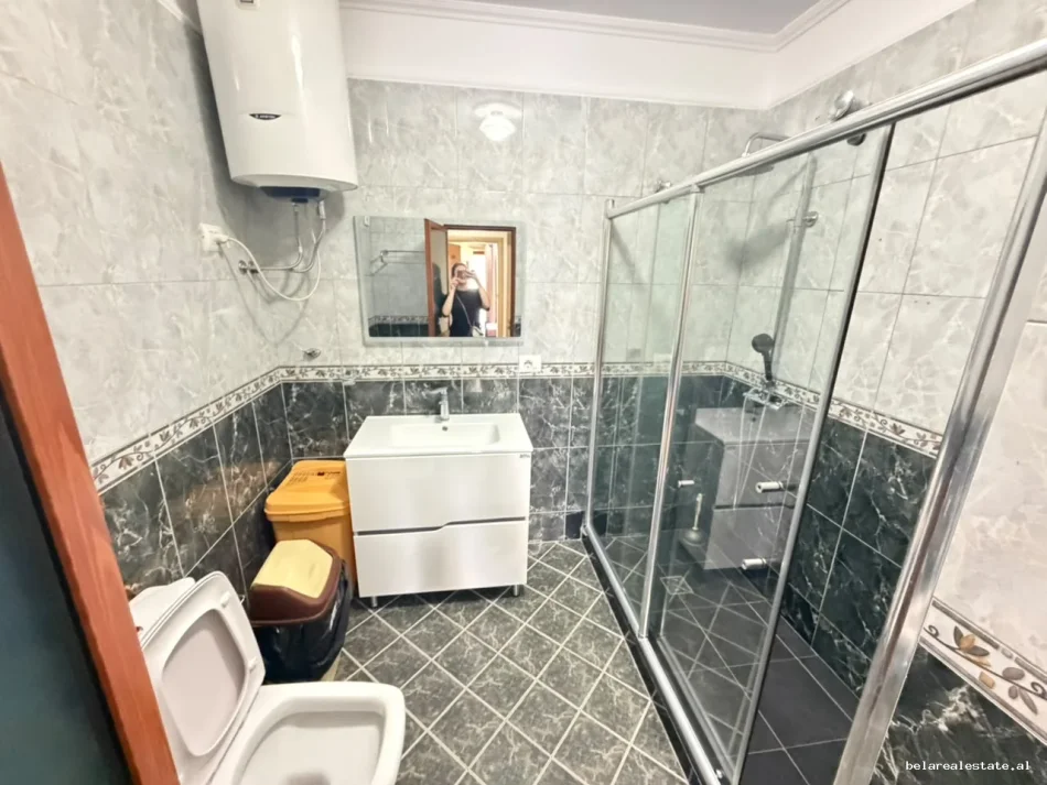 Tirane, jepet me qera apartament 2+1+Ballkon Kati 4, 127 m² 910 € (Rruga e Barrikadave)