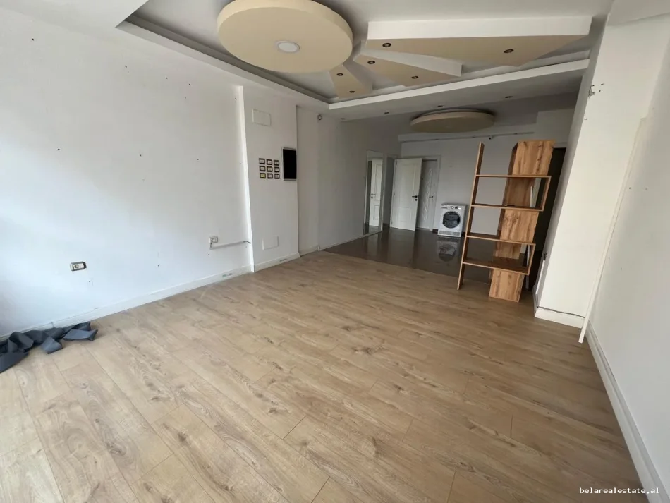 Tirane, jepet me qera dyqan Kati 1, 50 m² 600 € (Astir)