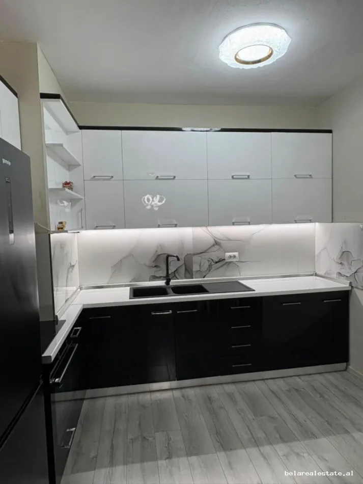 Tirane, jepet me qera apartament 2+1+Ballkon Kati 1, 110 m² 750 € (yzberisht)