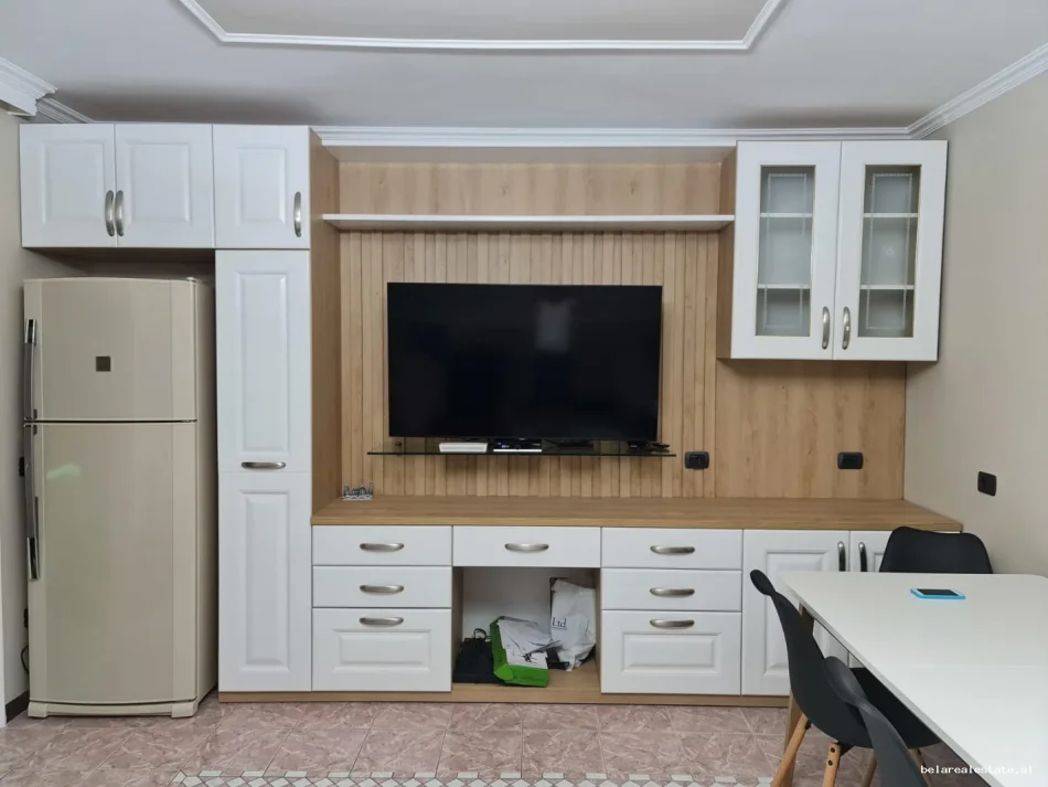 Tirane, jepet me qera apartament 3+1 Kati 4, 125 m² 800 € (Blloku)