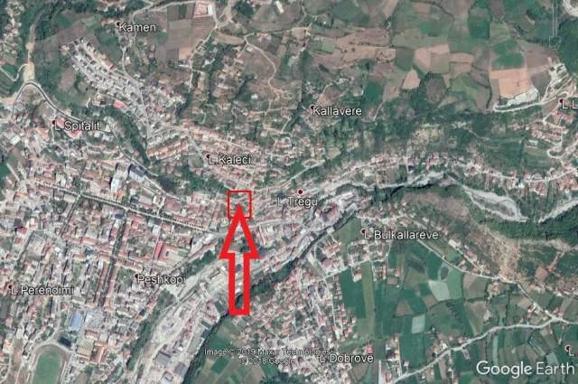 Shitet Tokë dhe Ndërtese 138 m², Cmimi Fillestar 2.240.000 Leke (Lagja Tregu, Peshkopi)