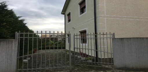 Kruje, Shitet Truall 300 m² + Ndërtesë 250 m², Cmimi Fillestar 2,448,000 Leke (Nikel)