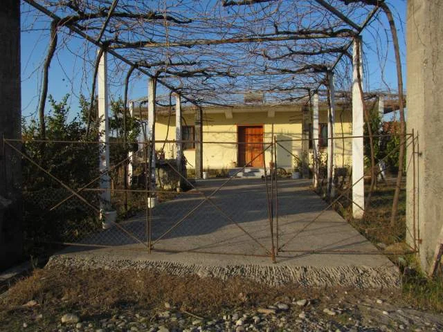 Shkoder, Shitet Truall 323 m² dhe Ndertese 178.8 m², Cmimi Fillestar 2.548.000 Leke (Lagjia "Guerrile")