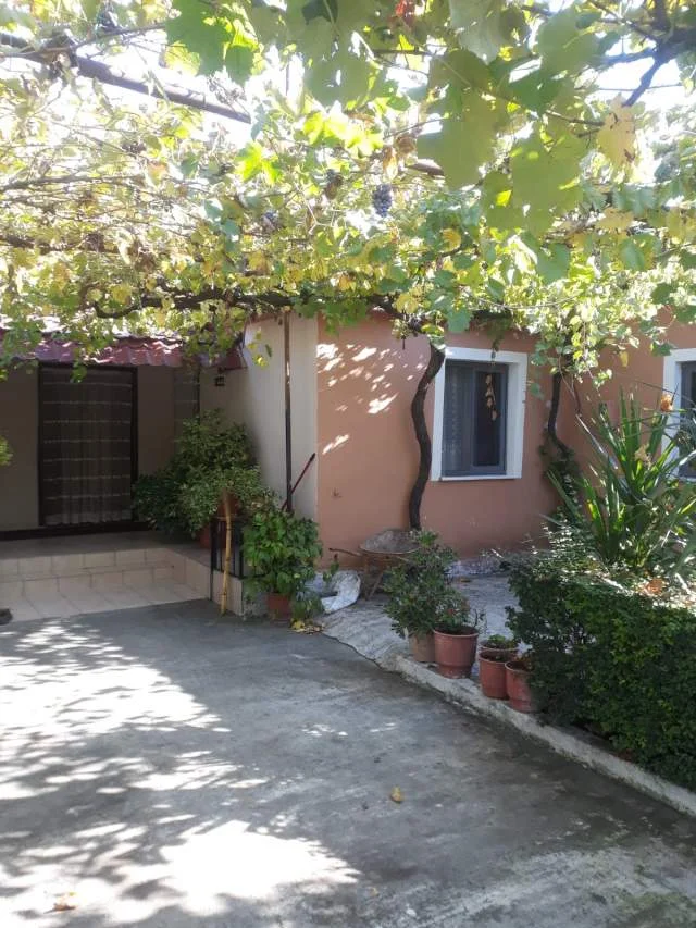 Shkoder, Barbullush Shitet Truall 200 m² dhe Ndertese 130 m² me siperfaqe totale 728 m², Cmimi Fillestar 2.016.000 Leke