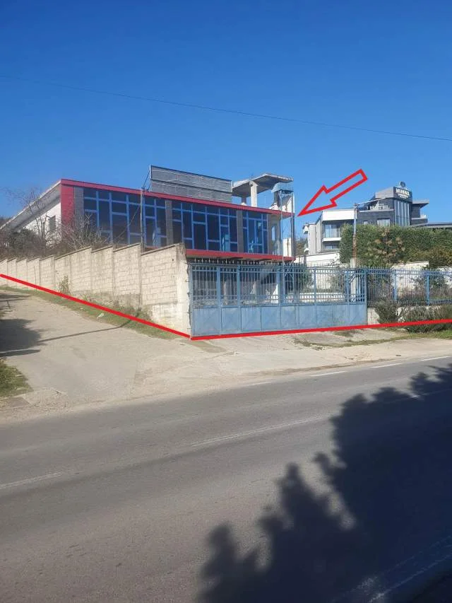 Fier, Mbrostar Ura Shitet Truall 1.230 m² dhe Ndertese 504 m² me siperfaqe totale 1,582 m², Cmimi Fillestar 35.280.000 Leke