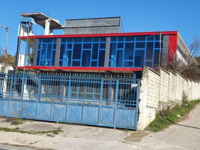 Fier, Mbrostar Ura Shitet Truall 1.230 m² dhe Ndertese 504 m² me siperfaqe totale 1,582 m², Cmimi Fillestar 35.280.000 Leke