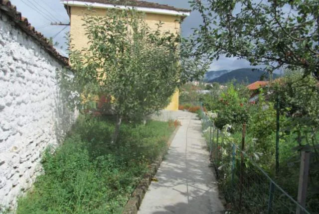 Shitet Toke Are dhe Ndertese 2-kat, Cmimi Fillestar 3,500,000 Leke (Tomin, Peshkopi)