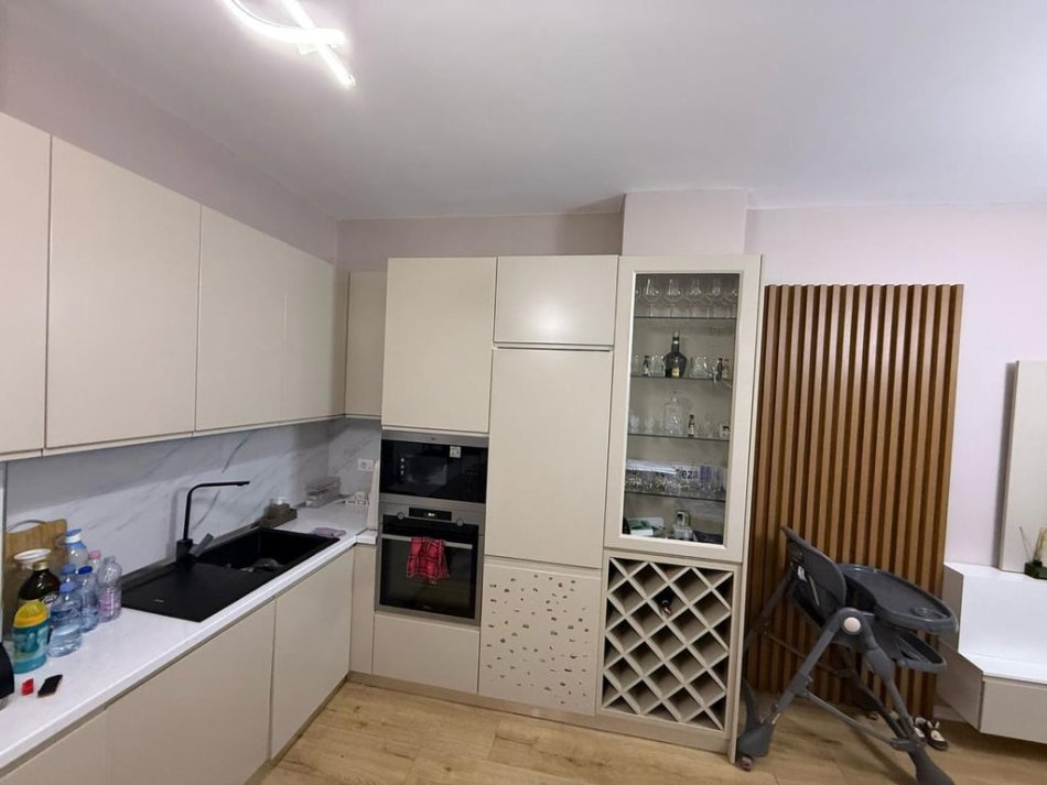 Tirane, shitet apartament 2+1 Kati 9, 135.000 € (Yzberisht)