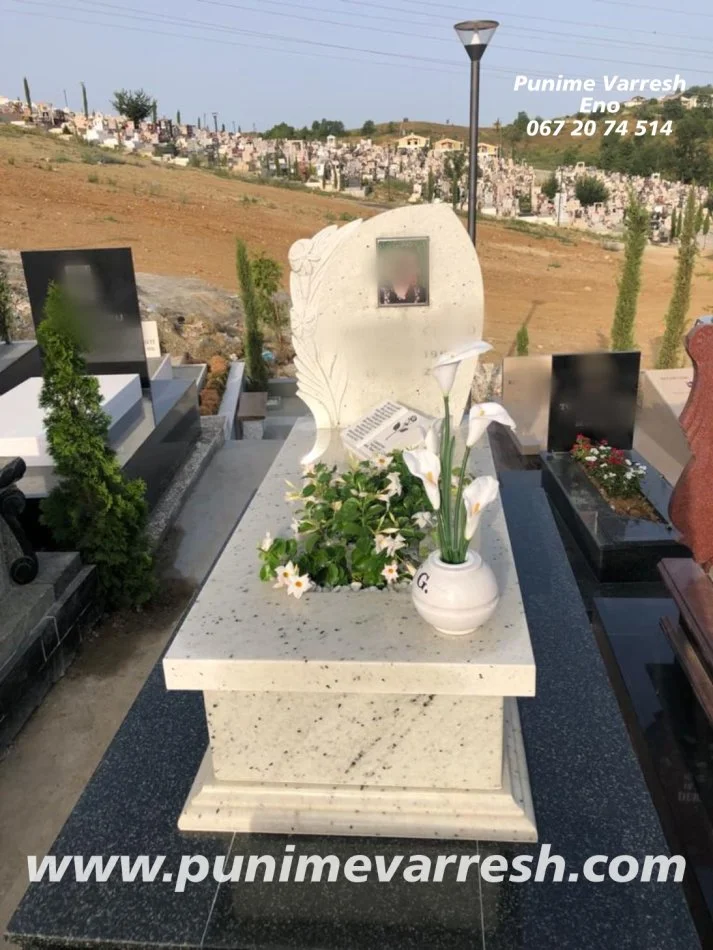 Tirane, ofroj Punime varresh granit me lule te gdhendur