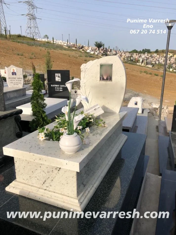 Tirane, ofroj Punime varresh granit me lule te gdhendur