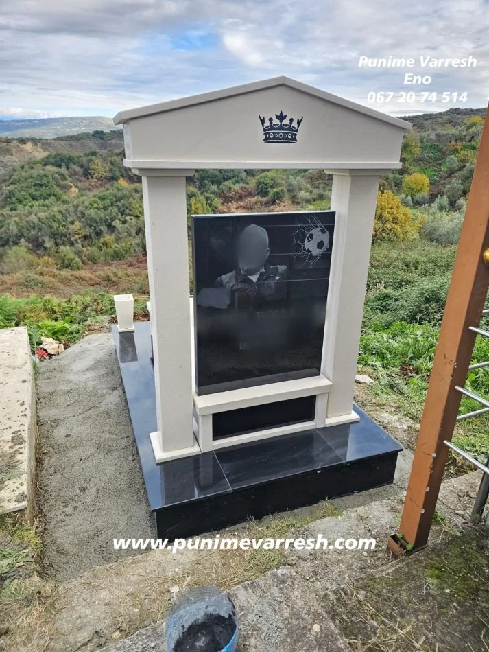 Tirane, ofroj Punime Varresh Me Kollona Dhe Me Pikture Te Gdhendur Ne Gure