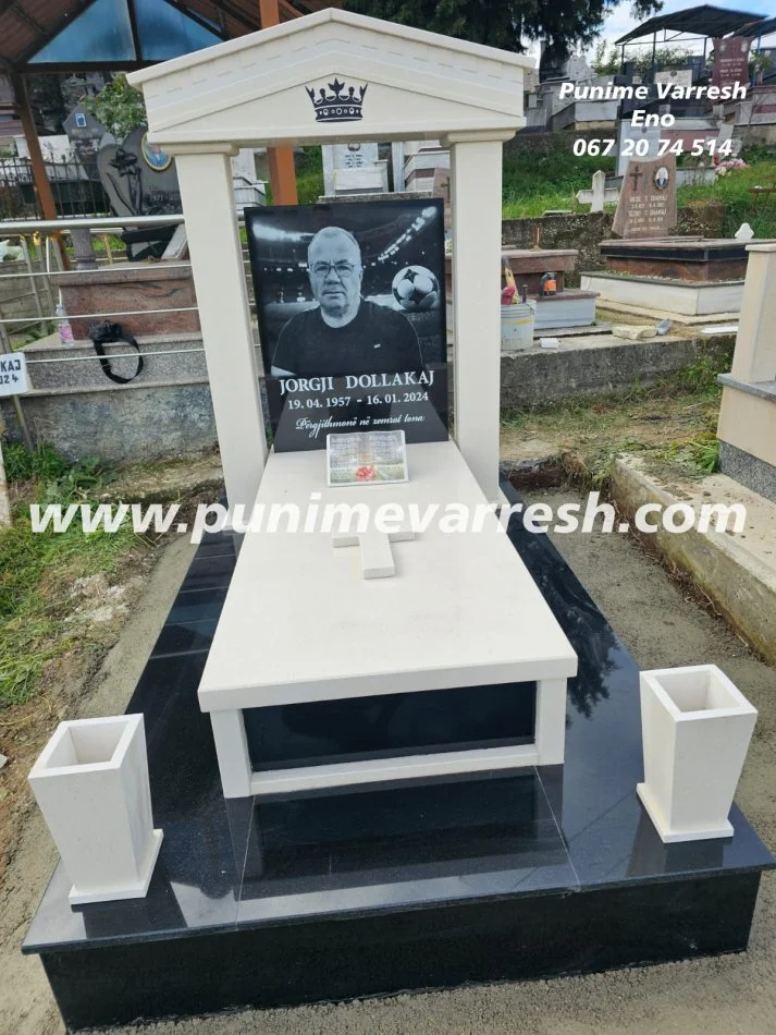 Tirane, ofroj Punime Varresh Me Pikture Te Gdhendur Ne Granit Te Zi