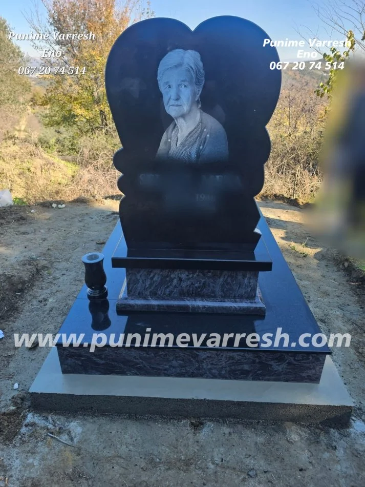 Tirane, ofroj Punime Varresh Me Portet Te Gdhendur - Varr Graniti I Zi