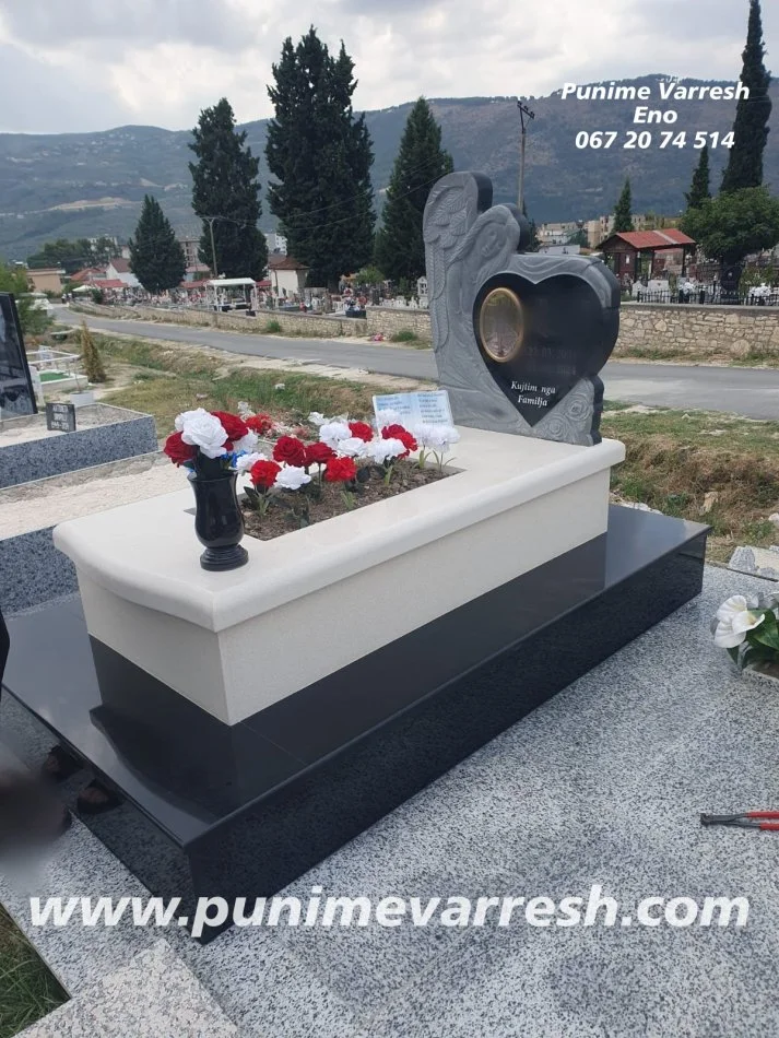Tirane, ofroj Punim Memoriali (Qivur) Ne Forme Engjelli Granit &amp; Mermer