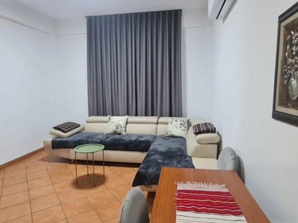 Tirane, jepet me qera apartament 1+1 , 50 m² 450 € (Sofra Ariut)