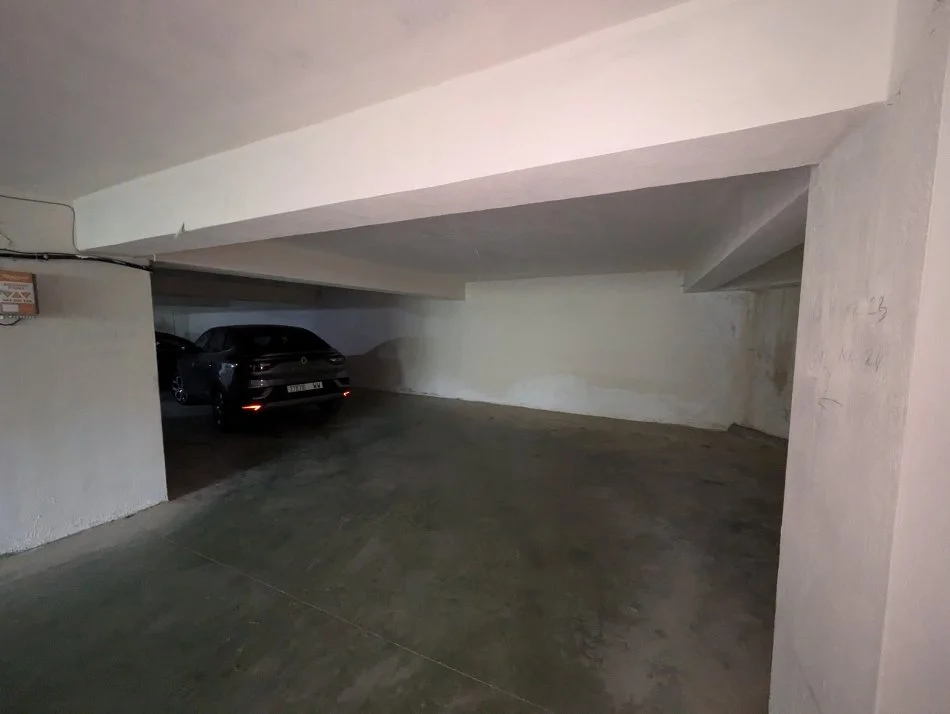 Tirane,  Dy apartamente Dublex + poste parkimi per shitje ( Kopshti Botanik)