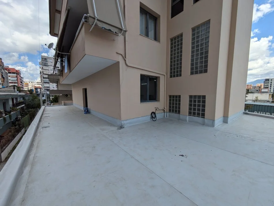 Tirane, Ambient biznesi me qira  Kati 1, 180 m² 1.500 €