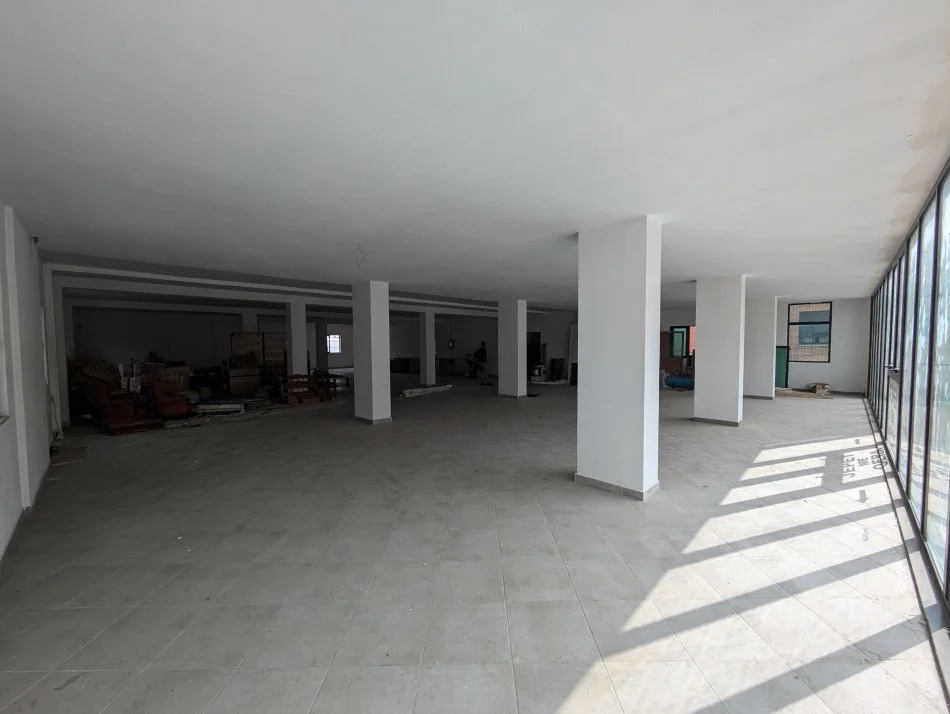 Tirane, Ambient biznesi me qira Kati 1, 400 m² 2.500 € (Kamez)