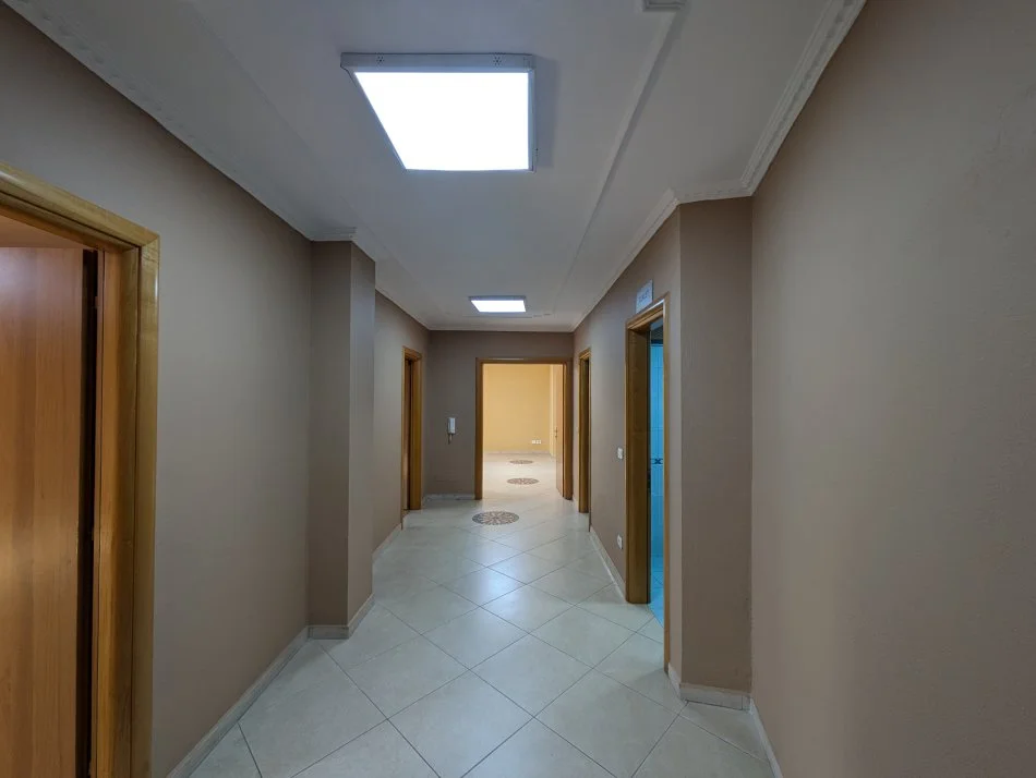 Tirane, Ambient biznesi me qira 70 m nga sheshi Skenderbej