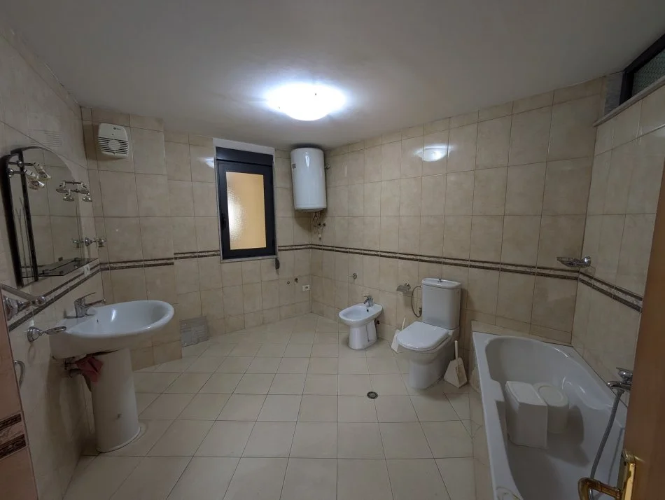 Tirane, Ambient biznesi me qira 70 m nga sheshi Skenderbej