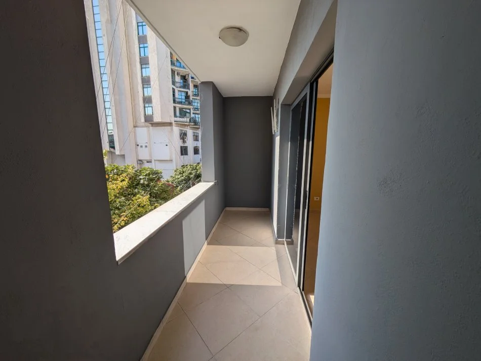 Tirane, Ambient biznesi me qira 70 m nga sheshi Skenderbej