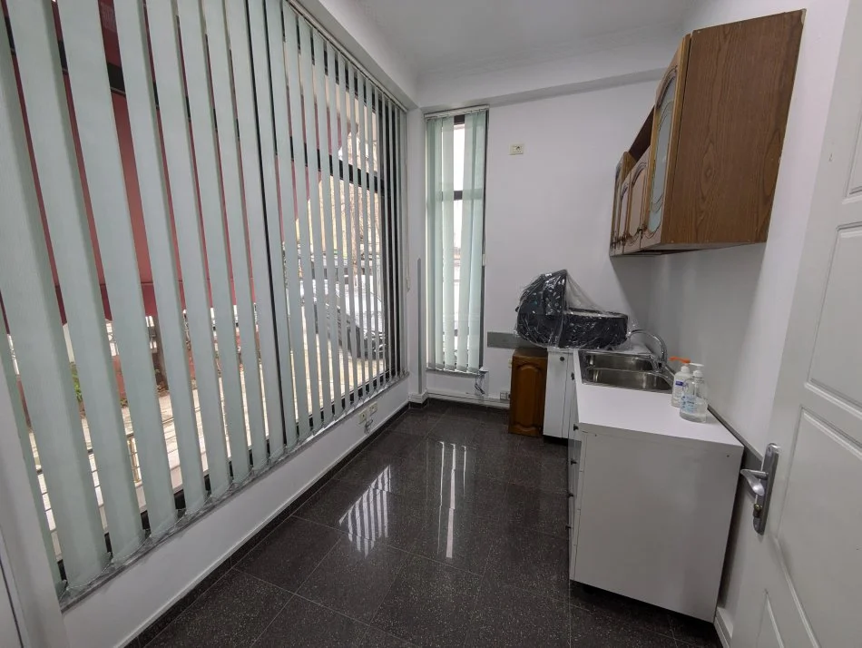 Tirane,  Ambient biznesi me qira  Kati 0, 196 m² 1.800 € (Varri Bomit)