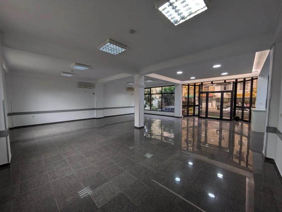 Tirane,  Ambient biznesi me qira  Kati 0, 196 m² 1.800 € (Varri Bomit)