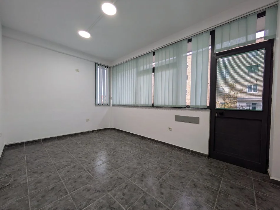Tirane,  Ambient biznesi me qira  Kati 0, 196 m² 1.800 € (Varri Bomit)