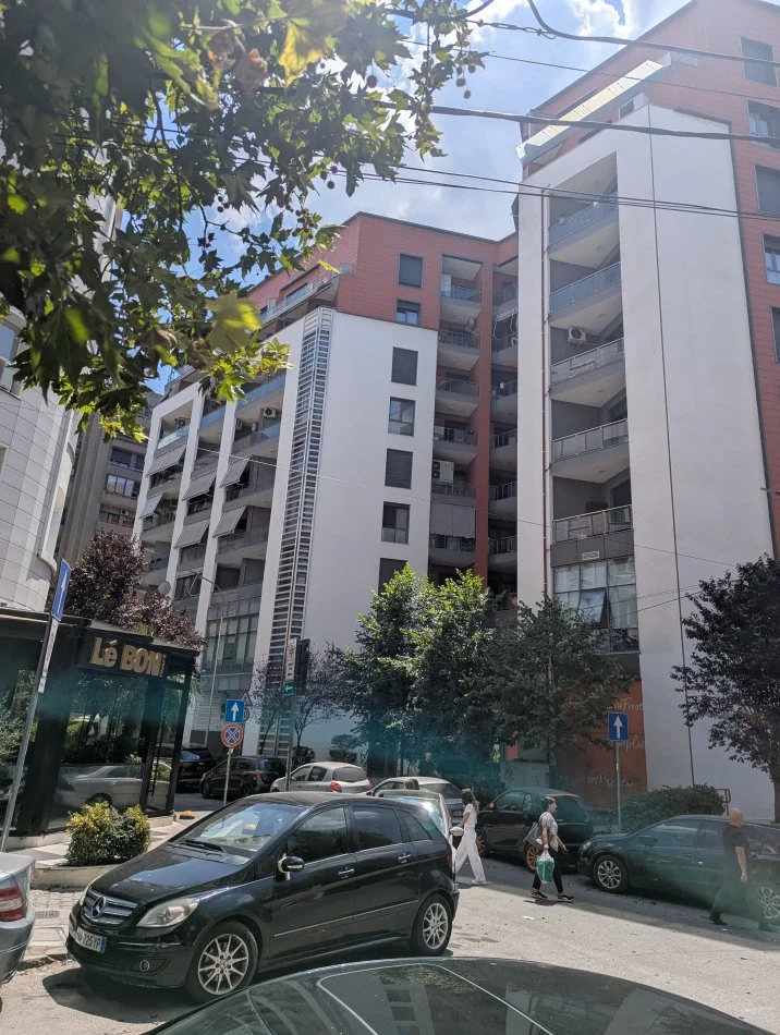 Tirane, jepet me qera 3 apartamente 1+1- 2+1+Ballkon me parkim perfshire 800-1000€ \ muaj(Rruga Kosovareve)