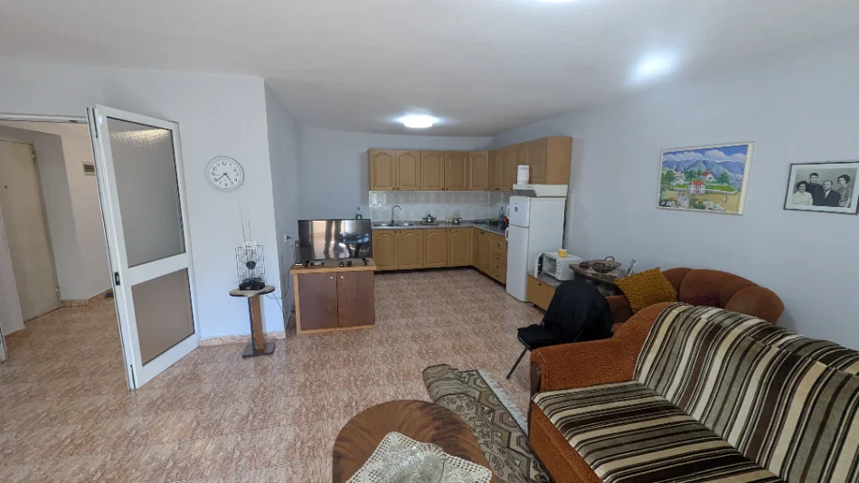 Tirane, shitet apartament 1+1+Aneks+Ballkon Kati 1, 100 m² Stadiumi Dinamo (Rruga Njazi Demi)