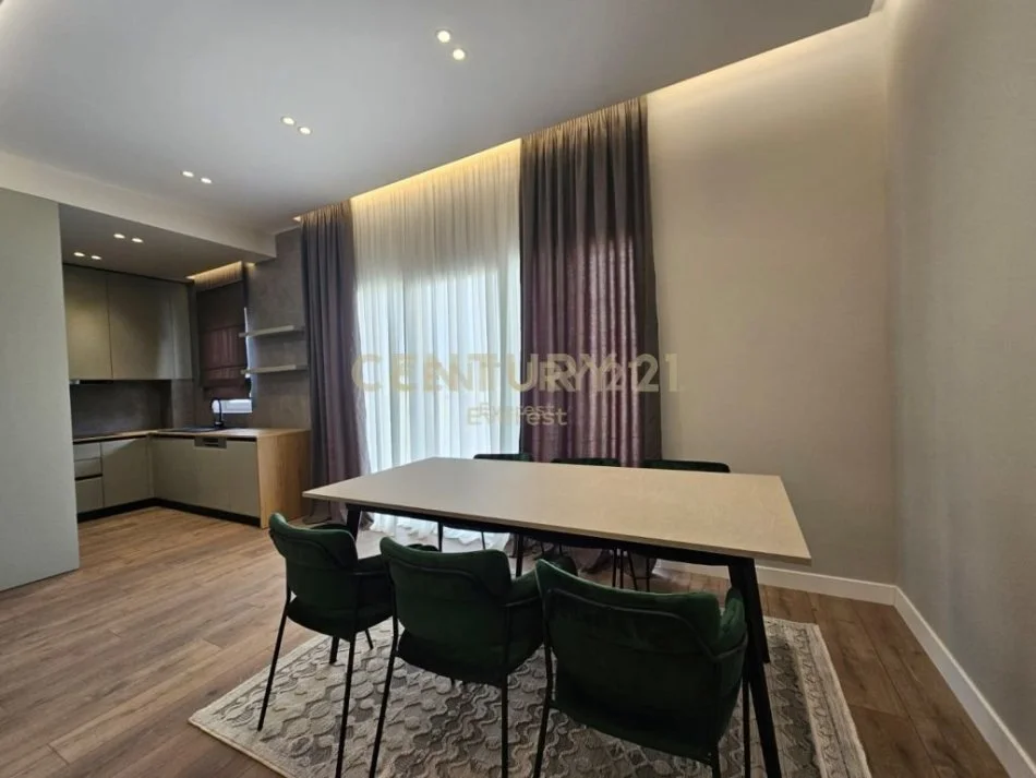 Tirane, jepet me qera apartament 3+1 Kati 1, 140 m² 1.500 € (Kopshti Botanik)